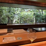 一心鮨 光洋 - 一面の窓から綺麗に光が入るカウンター