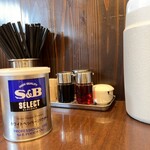 麺屋 一本気 - テーブル備え付けの調味料など。