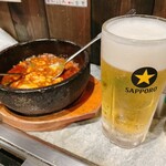 セルフ鉄板 一休 - ドリンク写真:麻婆豆腐とサッポロ黒生