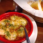 イタリアンバル Avanti - 海老のアヒージョ、バケット