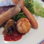 洋食勝井 - 左の茶色に見えるのは、ブロッコリーのフライ。