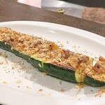 トリワイン ＰＩＫＯＳＨＨＨＵ - ズッキーニステーキ アンチョビナッツバターのパン粉焼き