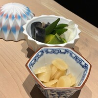 鮨 梢 - ガリも香物も素材を生かした味わいとても美味しい