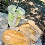 COFFEE STAND ひといきの時間を。 - 手前左・はちみつバターパン    右奥・スコーン