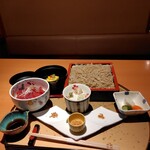 Washoku大穀 - 左上に有るのは豆腐のあんかけです　凄く甘く私には合いません　本まぐろは醤油をたっぷりつけてもしょっぱく無いです　そばはネギとわさびだけ十分です