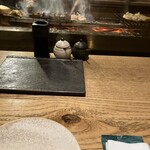 焼鳥 るい家 - 炭火焼き台の目の前のカウンター席でした