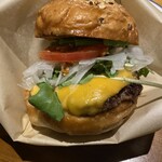 スライダーハウス 24Tap リパブリュー 三島店 - チーズバーガー、アボカドトッピング