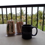 MAUNA LANI BAY HOTEL ＆ BUNGALOWS - ホテル内のショッピングモールで買ったサンドイッチ