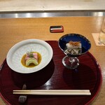 おかもと - 5皿目
      ・本鮪大トロのユッケ、ディル、卵黄、紫蘇、胡麻ソース。
      ・鮑の炙り、白芋茎、ばちこ、蓼酢