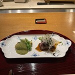 おかもと - 7皿目
      ・牛いちぼの炭火焼き、実山椒ソース、アスパラガス。
      ・水茄子揚げ焼き、しまささげ、木芽味噌。
      