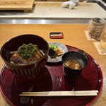 おかもと - 9皿目
      ・海鰻、花山椒、壬生菜の鰻丼
      ・赤出汁
      ・香の物