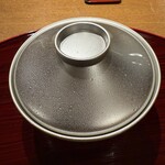 おかもと - 4皿目
      揚げた白甘鯛、焼き茄子、冬瓜、潤菜、生姜仕立ての椀