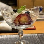 おかもと - 10皿目
      オレンジピール入りココナッツシャーベット、パイナップルの赤ワイン漬け。