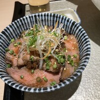牛刺しと焼肉 仔虎 クリスロード店 - 〈2025年7月〉ミニローストビーフ丼（平日限定）