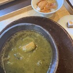 日本料理 みや  - 鮑と茄子。アオサで煮込まれ、グツグツしながら登場。鮑が大きい！おや？右上にウニご飯？…。