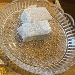 日本料理 みや  - デザートはわらび餅なんだけど、ナッツ類なのよ。見た目は和なんだけど、しっかりナッツ。これ美味しい。