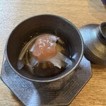 日本料理 みや  - ハモの南蛮。上品な味。堪能したくなる一品で、じっくりいただきました。乗ってるのは梅肉と思しきなのですが、すっぱくないです。