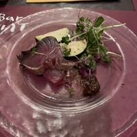 TROIS CUIT ASANUMA - カツオのたたきと水茄子のマリネ黒ニンニクソース