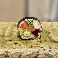 鮨 逅 - 山形の食材を使った太巻き
                      (きゅうり、やまいも、たくわん、オクラ)