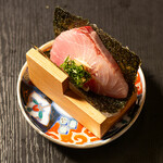 炭火酒場　鶏と魚 - 鰤薬味手巻き