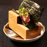炭火酒場　鶏と魚 - ねぎとろ手巻き