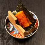 炭火酒場　鶏と魚 - サーモンいくら手巻き