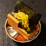 炭火酒場　鶏と魚 - ねぎとろ沢庵手巻き