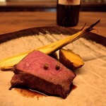 神楽坂アッカ - 肉料理　オーストラリア産葡萄牛の腿のロースト　生胡椒の塩水漬け　インカのめざめ　ヤングコーン