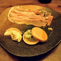 神楽坂アッカ - 前菜の盛り合わせ　プロシュート　山葵　桃とブッラティーナ　枝豆と生ハムのアイスクリームを挟んだモナカ