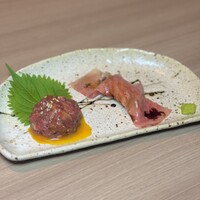 近江うし 焼肉 にくTATSU 青山本店 - ユッケ／サーロインの炙り寿司