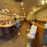 スタミナカレーの店バーグ - 大っきいカウンターとテーブル席〜⤴︎︎⤴︎
