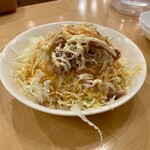 スタミナカレーの店バーグ - ★ツナサラダ
            「本家直営店」みたいなおひとり様用のサラダがあると嬉しいんだけど……コチラはガッツリシェアサイズ。