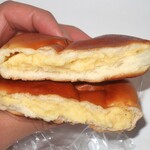 もあ 小麦館 - ・「自家製カスタードクリームパン(¥226)」の断面。