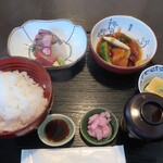 馳走 麹屋 - ・「お刺身煮物御膳 お造り盛り合わせと豚角煮お野菜添え(¥1700)」