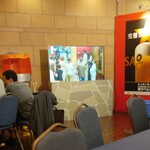 福山ニューキャッスルホテル ビアホール - BINGOゲーム も後半になると、BINGO揃い多数！ 一度に多くの人が景品を取りに行かれます (2025.07.26)