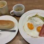ガスト - 料理写真:目玉焼き&ベーコン ソーセージセット 600円
※朝食メニュー
