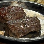 鮮魚鉄板バル マレマレ - 目の前の鉄板で焼かれるステーキ