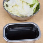 元祖串かつ だるま - テーブルソース、キャベツ