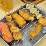 元祖串かつ だるま - 鶏皮、鱧、ニンニクささみ、鶏唐揚げ、紅しょうが、しいたけ
