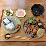 だしとおにぎり 一汁一飯 - モチコチキンとおにぎりセット