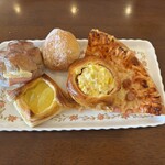 シャンテーコジマ - ドリンク注文すれば好きなパンイートイン可能。サービス分はひいてお会計してくださいます