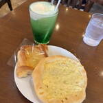 シャンテーコジマ - クリームソーダと16時からのパン2個サービス