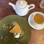 Cafe'会英楼 - 料理写真:器がバカでかいの、ケーキはちゃんとしたサイズ