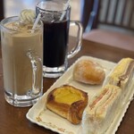 シャンテーコジマ - ダブルアイスコーヒーとダブルアイスオーレ　パン一個サービスと購入したパン