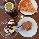 シャンテーコジマ - パン一個サービス　手前はくるみパンにチーズ、ハム、レタスが入ったサンド