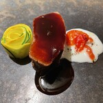 ドーディチ - 黒毛和牛の完璧な赤身ステーキはイチボ。ズッキーニは黄色い薔薇に変身しています。肉質はマッタリとして抜群に柔らかいです。