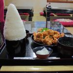 芳味亭 - 手前にあるのは ３０ｃｍの ものさし