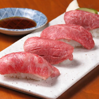肉の寿司や和牛ユッケ、希少部位などこだわりの料理を堪能