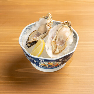 殻付き牡蠣や雲丹手巻きなど新鮮な海の幸を味わう名物メニュー