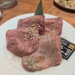 大衆焼肉酒場 焼肉ホルモン 十番 - 上タン塩（999円）
